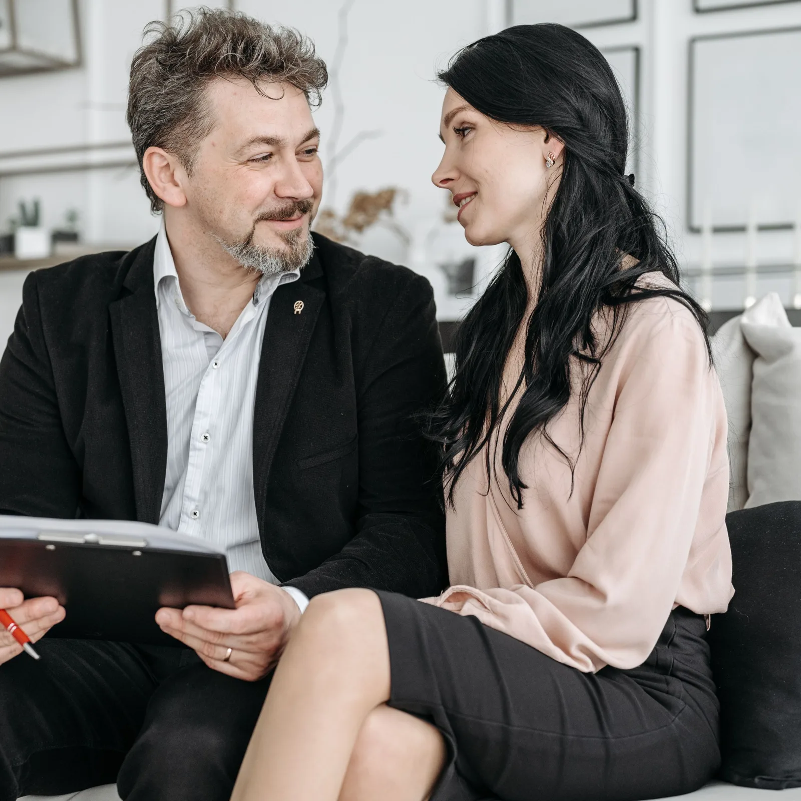 Un couple de retraités relit ses documents d’épargne sur le canapé